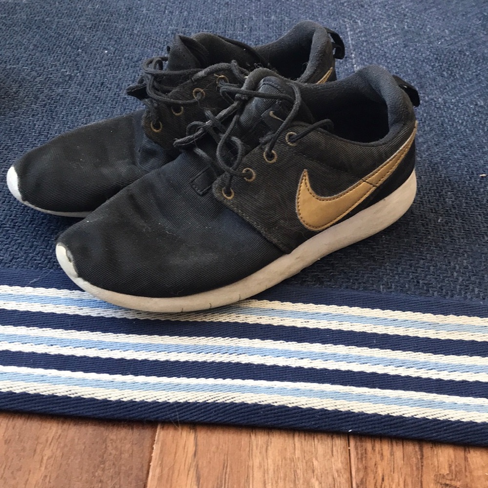Nike roshe sneakers